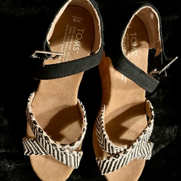 TOMS Women's Black and Cream Strappy Sandals - Picture 1 of 1